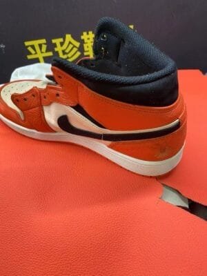 0_hdsavephotos-1-10 Jordan Air Jordan 1 Mid Little White Buckle Knicks Trendy Mid-top Retro Basketball Shoes Men's White Orange