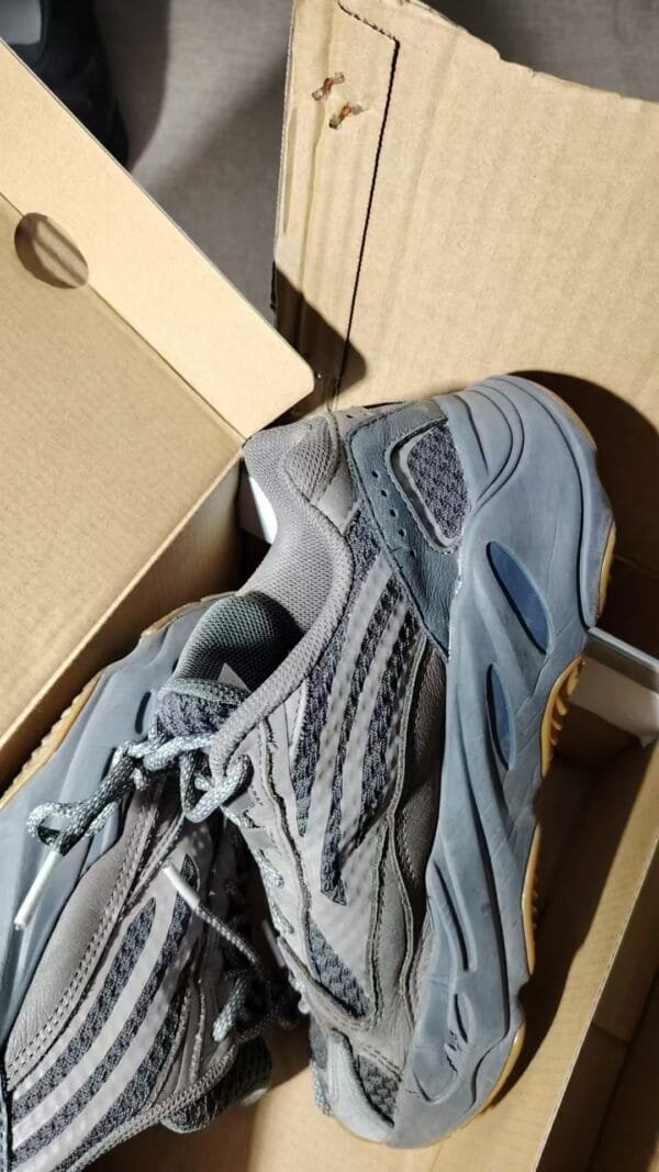 0_hdsavephotos-136 117.118.119adidas originals Yeezy boost 700 V2 Jingbao "Geode" faux fur comfortable non-slip low-top dad shoes for men and women gray