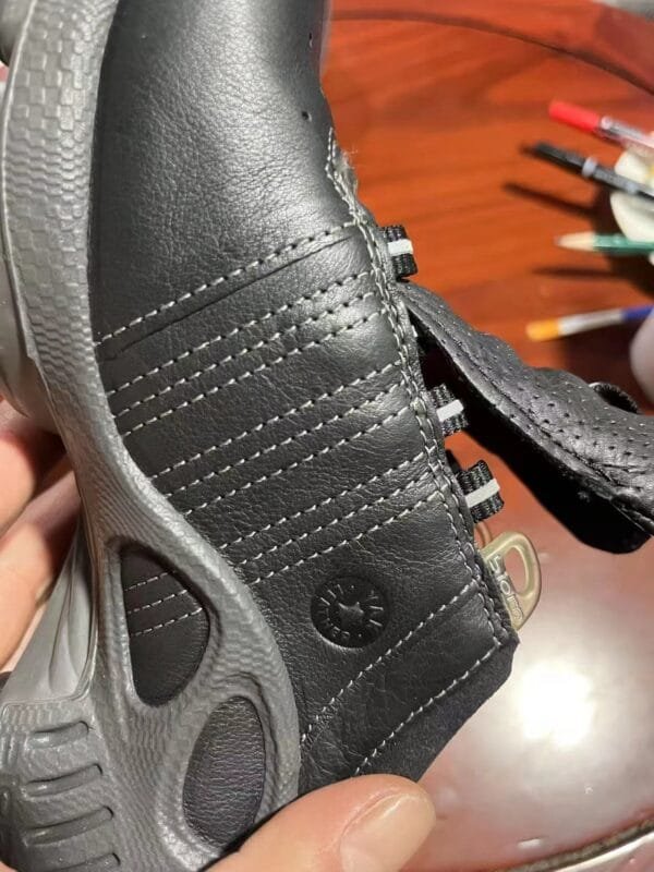 3_hdsavephotos-8 ECCO shoelace buckle